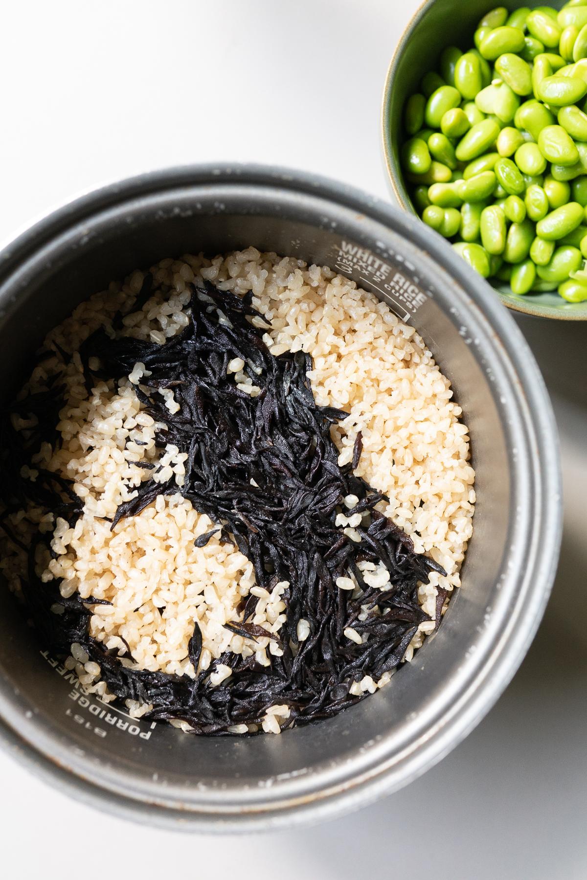 The cooked rice with hijiki in the rice pot