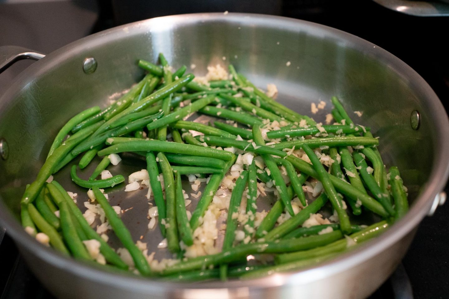 Stir frying garlic ginger green beans in a saucepan