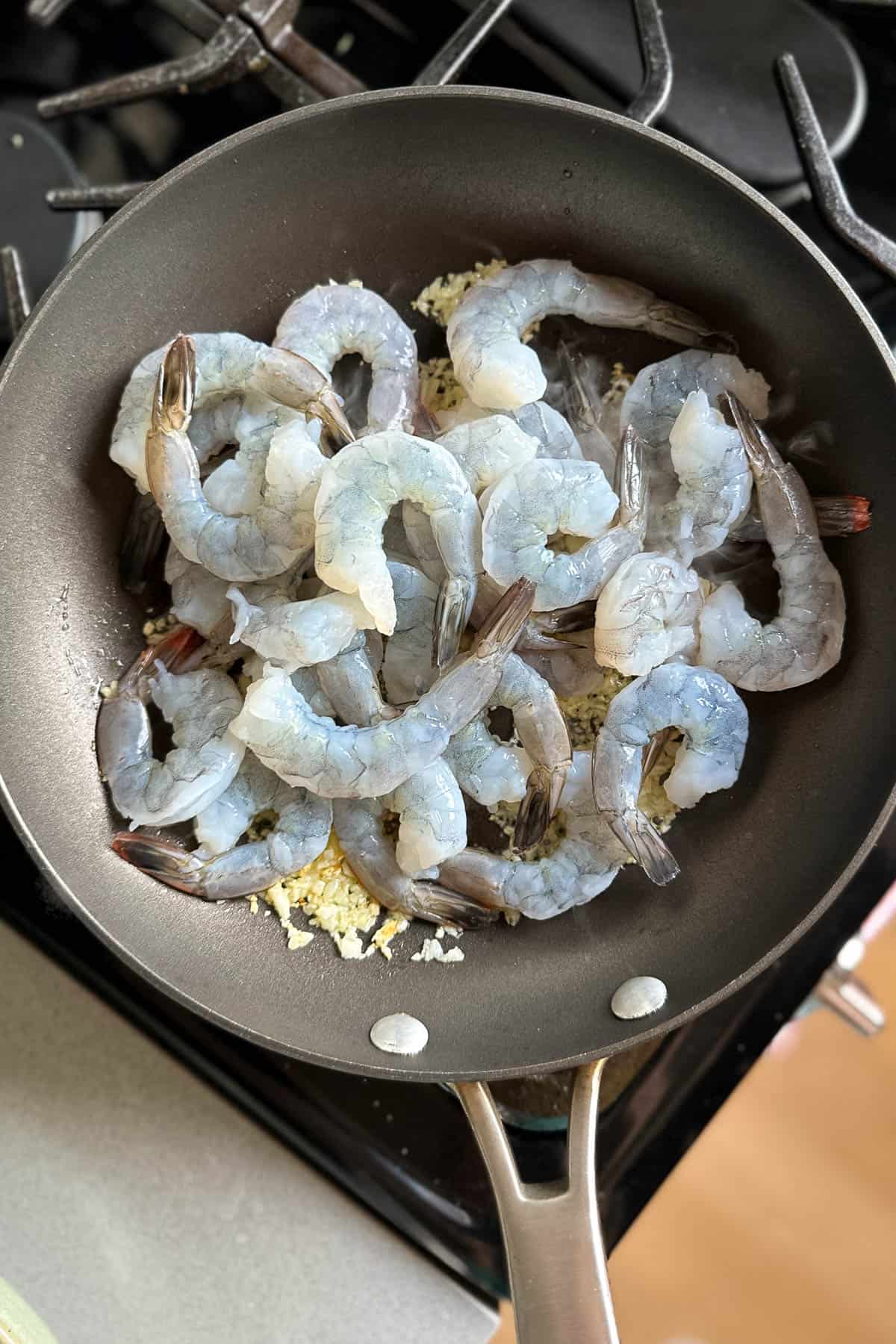 Cooking garlic and shrimp to make paprika shrimp
