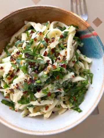 A bowl of parsley pasta, ready to eat.