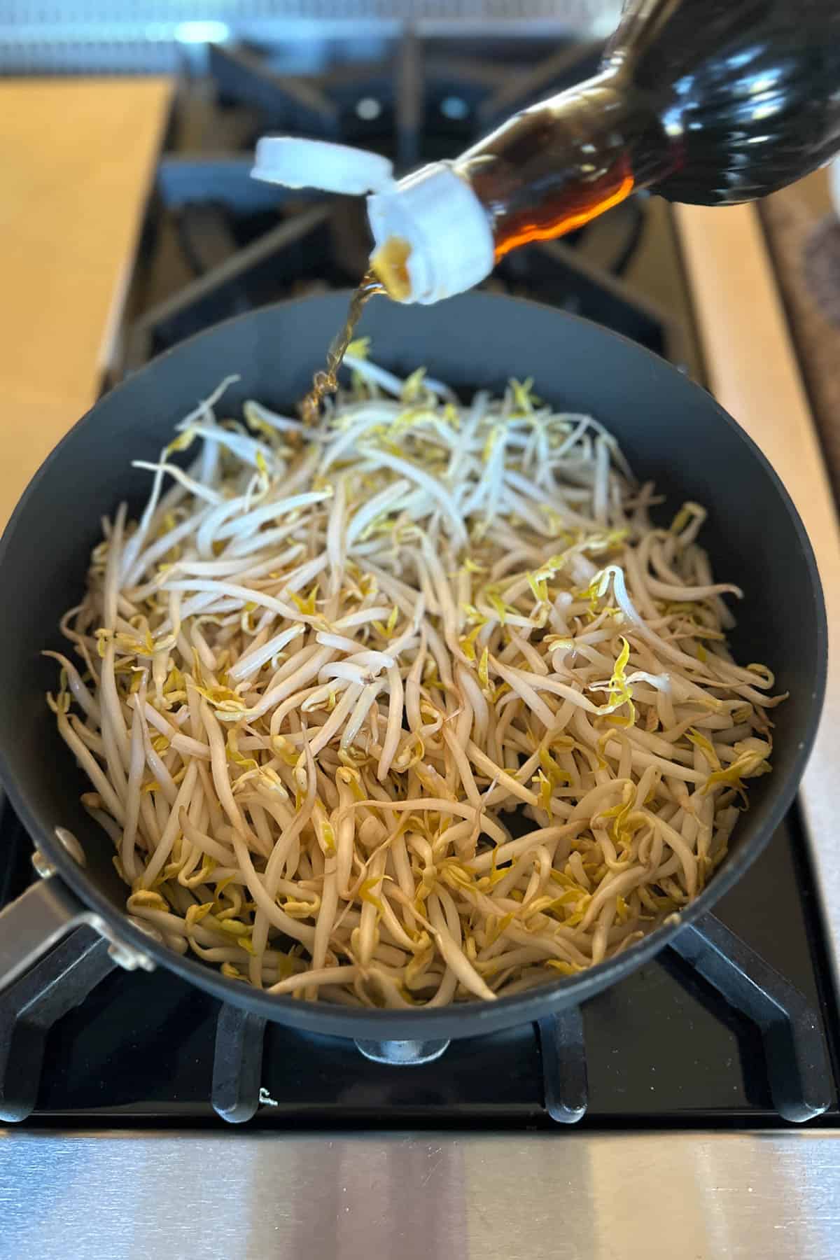 Stir frying bean sprouts.