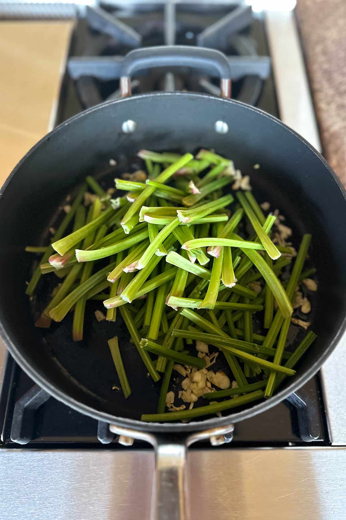 Stir frying Taiwan Spinach.