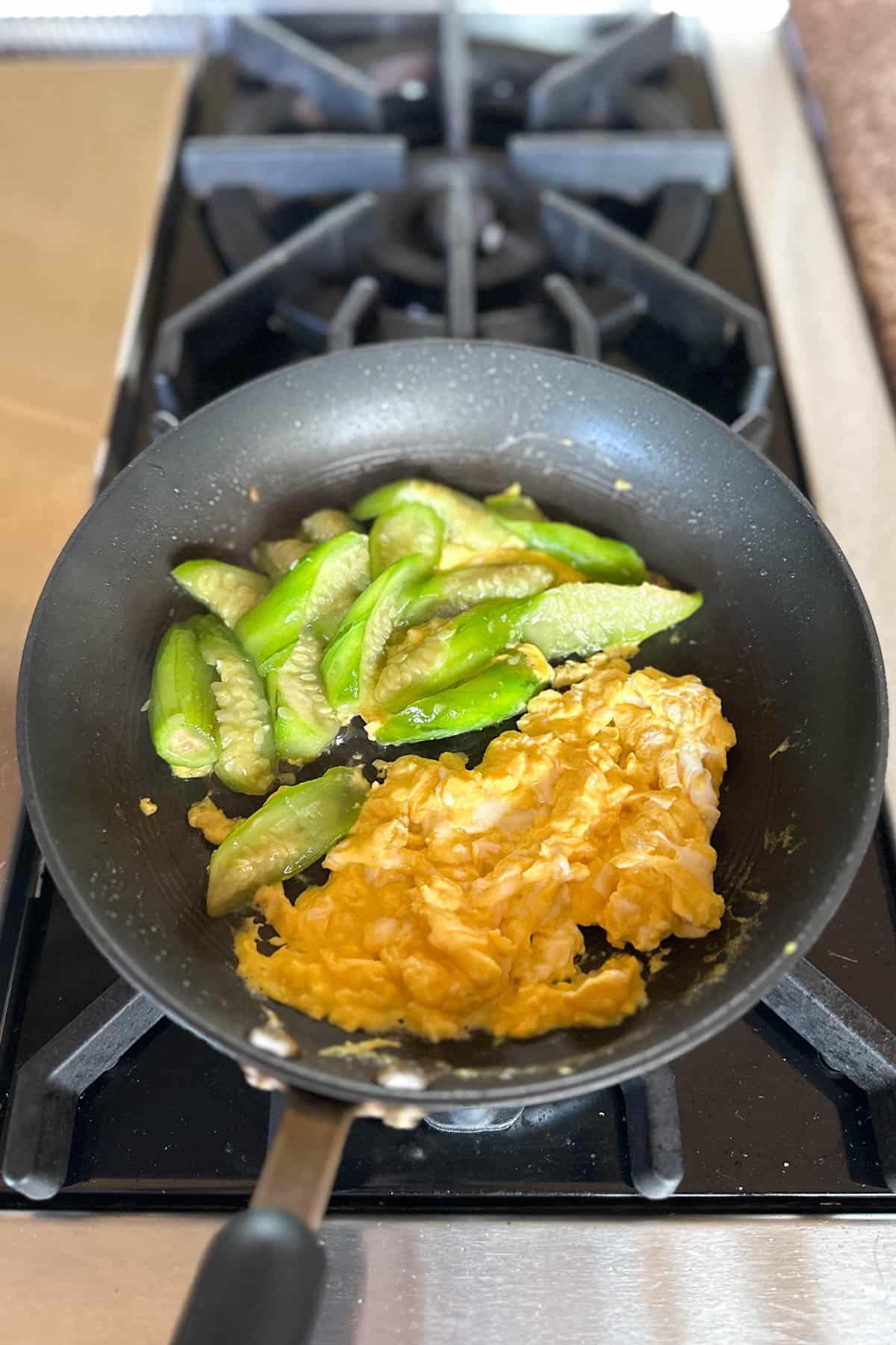 Making Loofah / Luffa and Eggs Stir Fry.