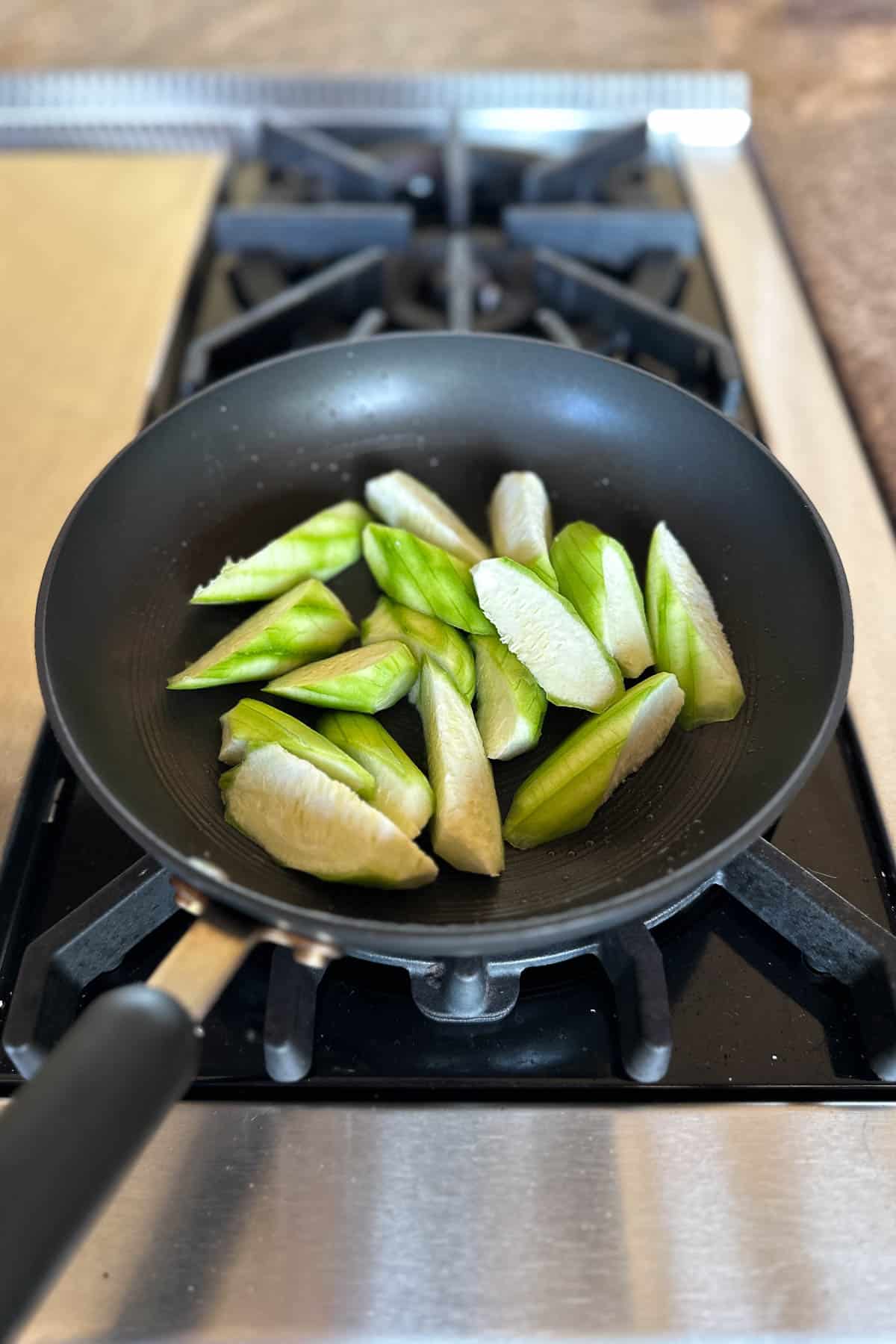 Making Loofah / Luffa and Eggs Stir Fry.