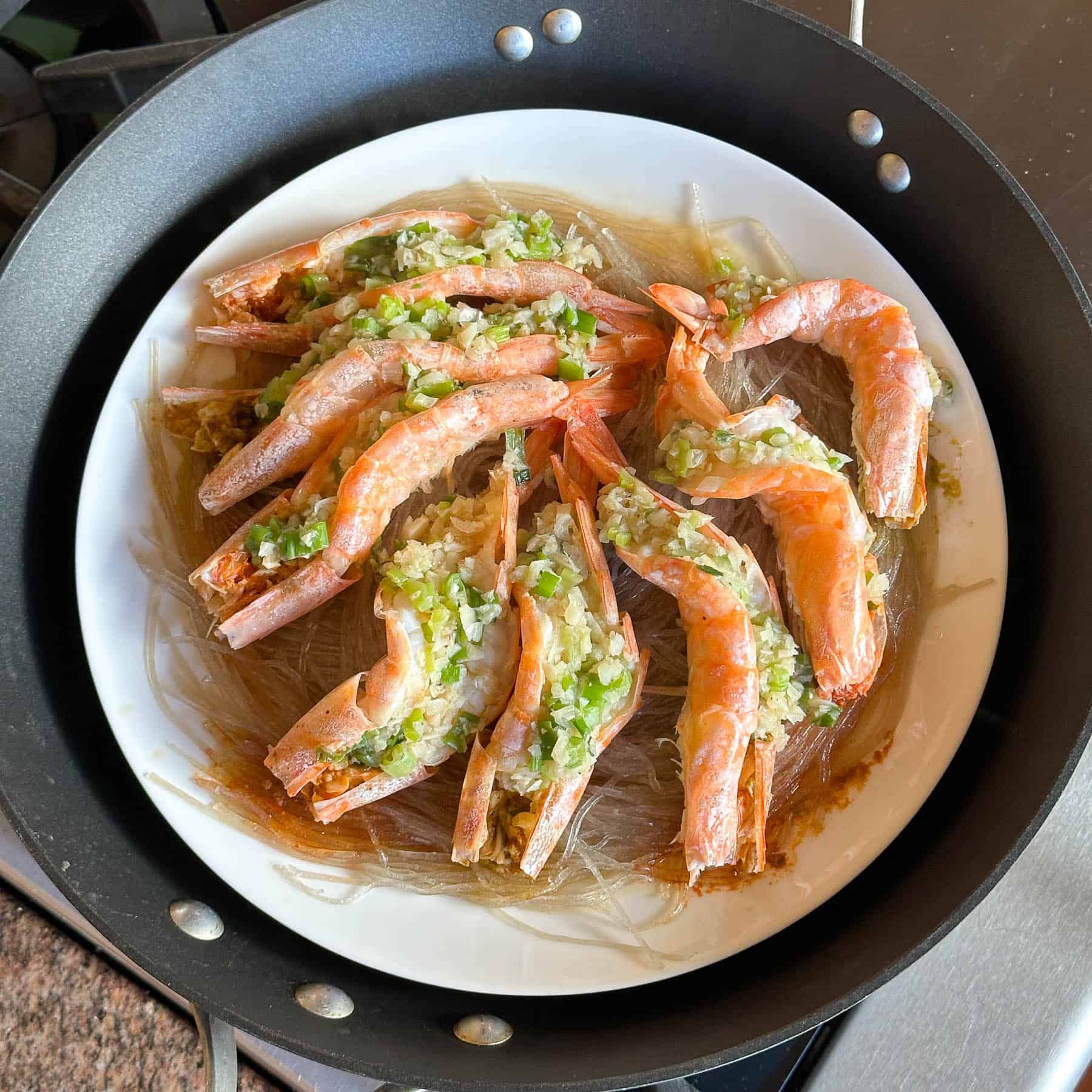 Steamed shrimp and vermicelli.