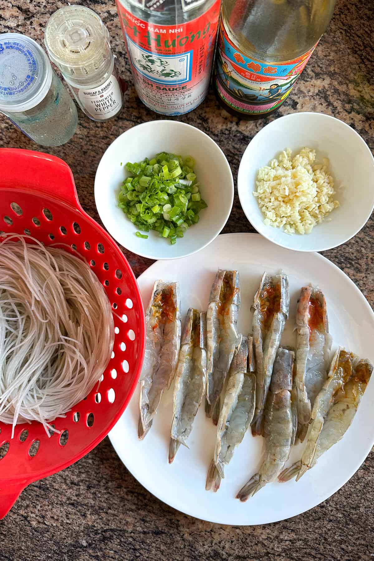Making steamed shrimp and vermicelli.