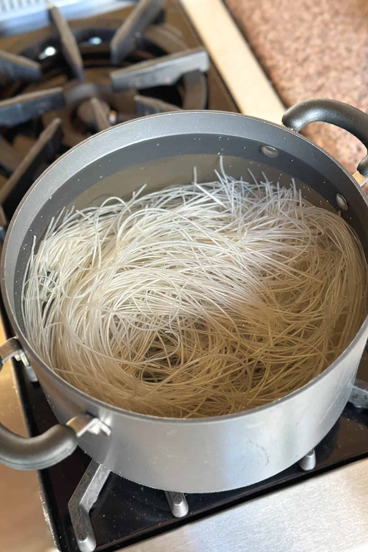 Making steamed shrimp and vermicelli.