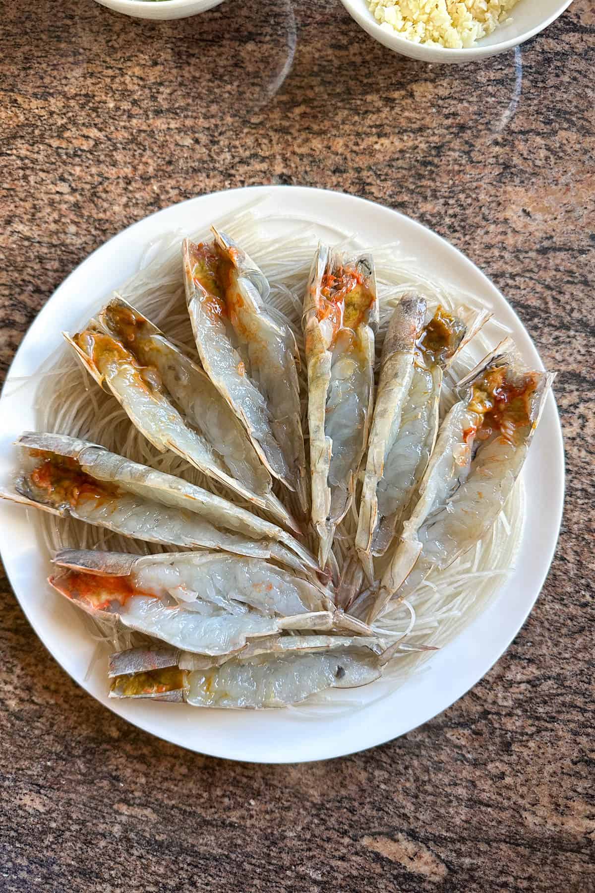 Making steamed shrimp and vermicelli.
