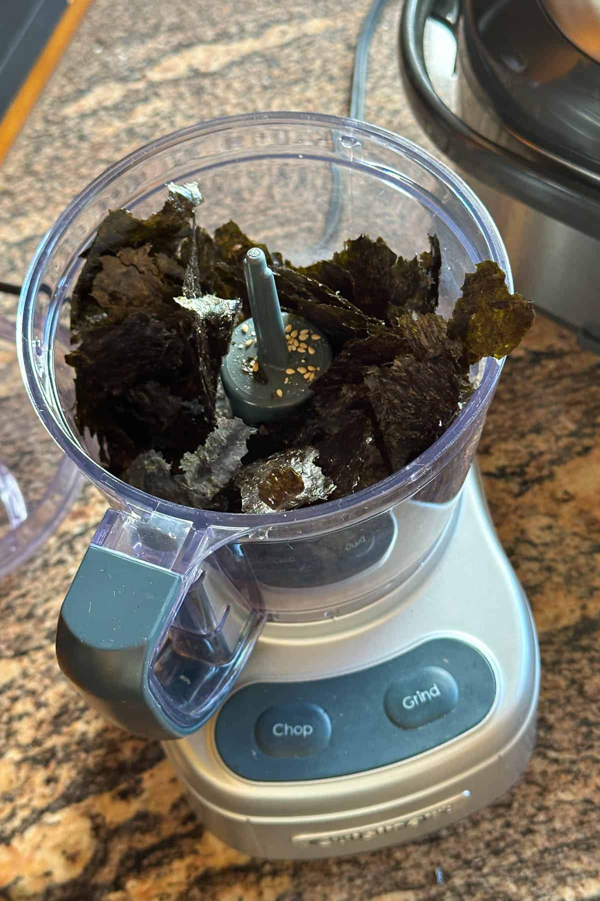Making the seaweed and sesame seed topping for Perilla Oil Noodles with soba.