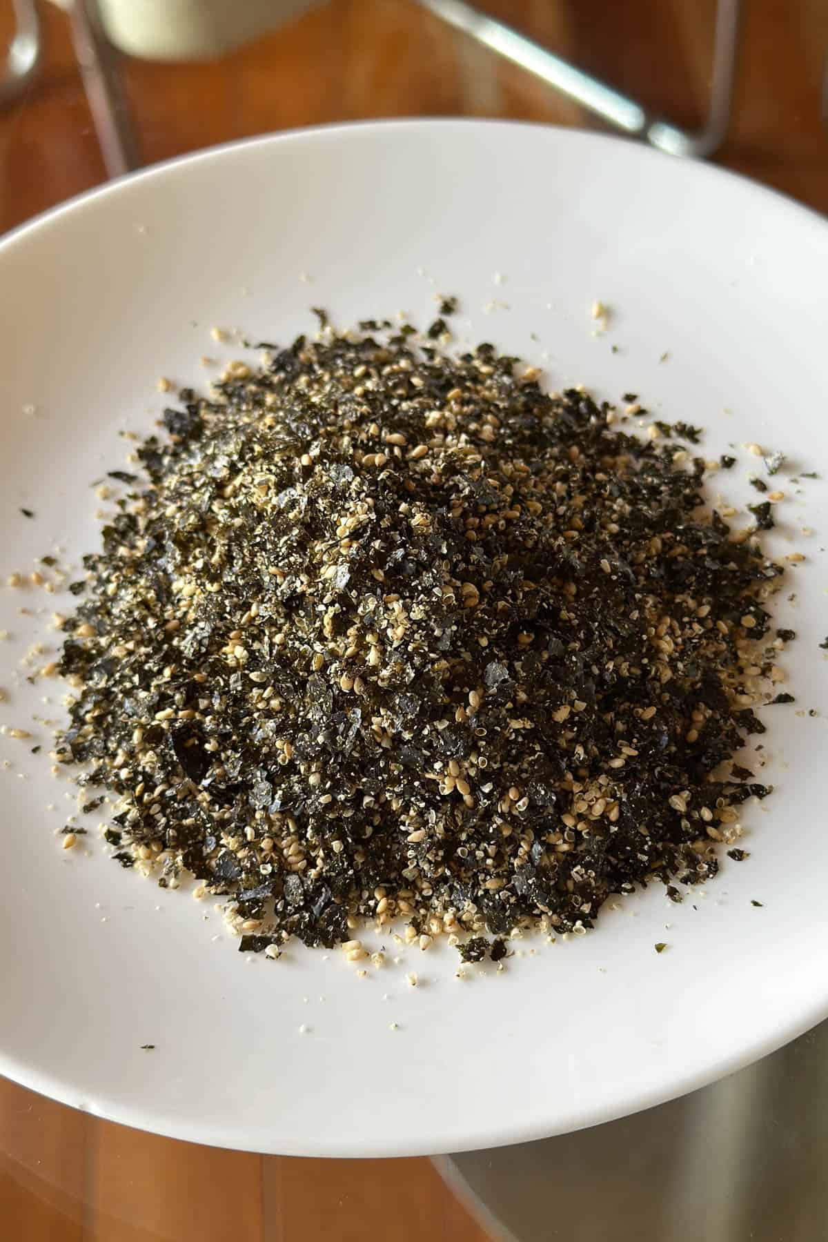 Making the seaweed and sesame seed topping for Perilla Oil Noodles with soba.