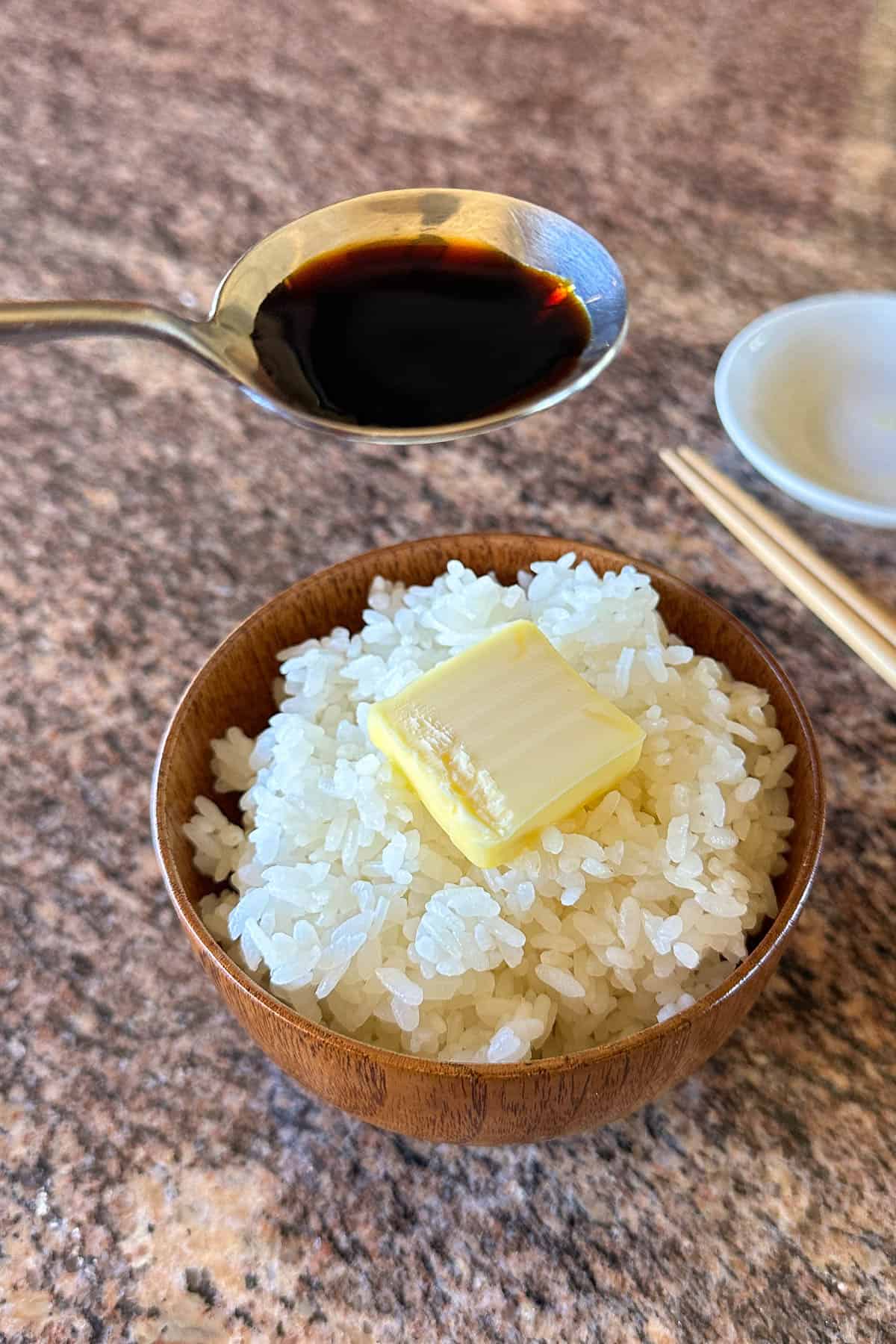 Making soy sauce butter rice.