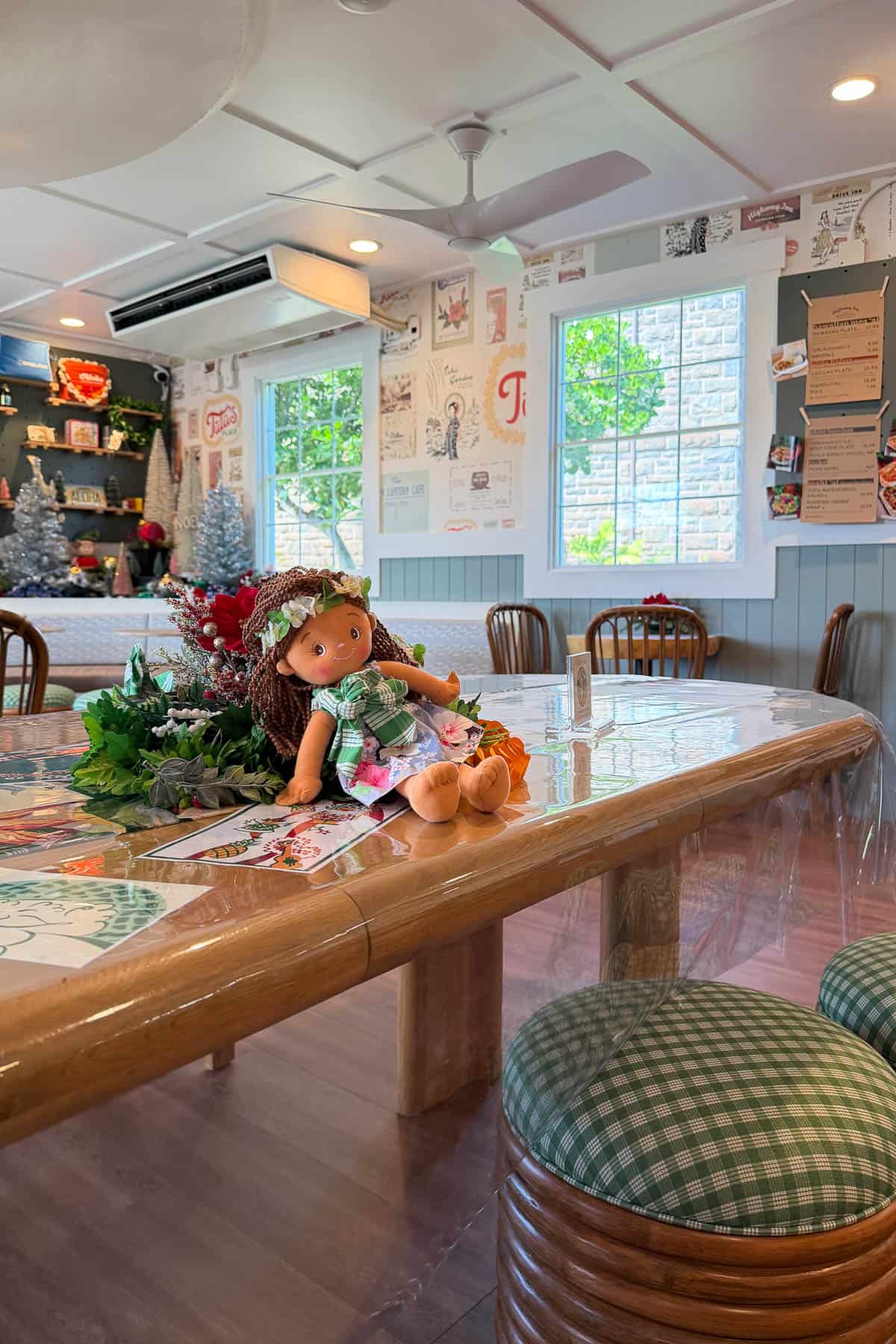 Tutu's Place interior table.