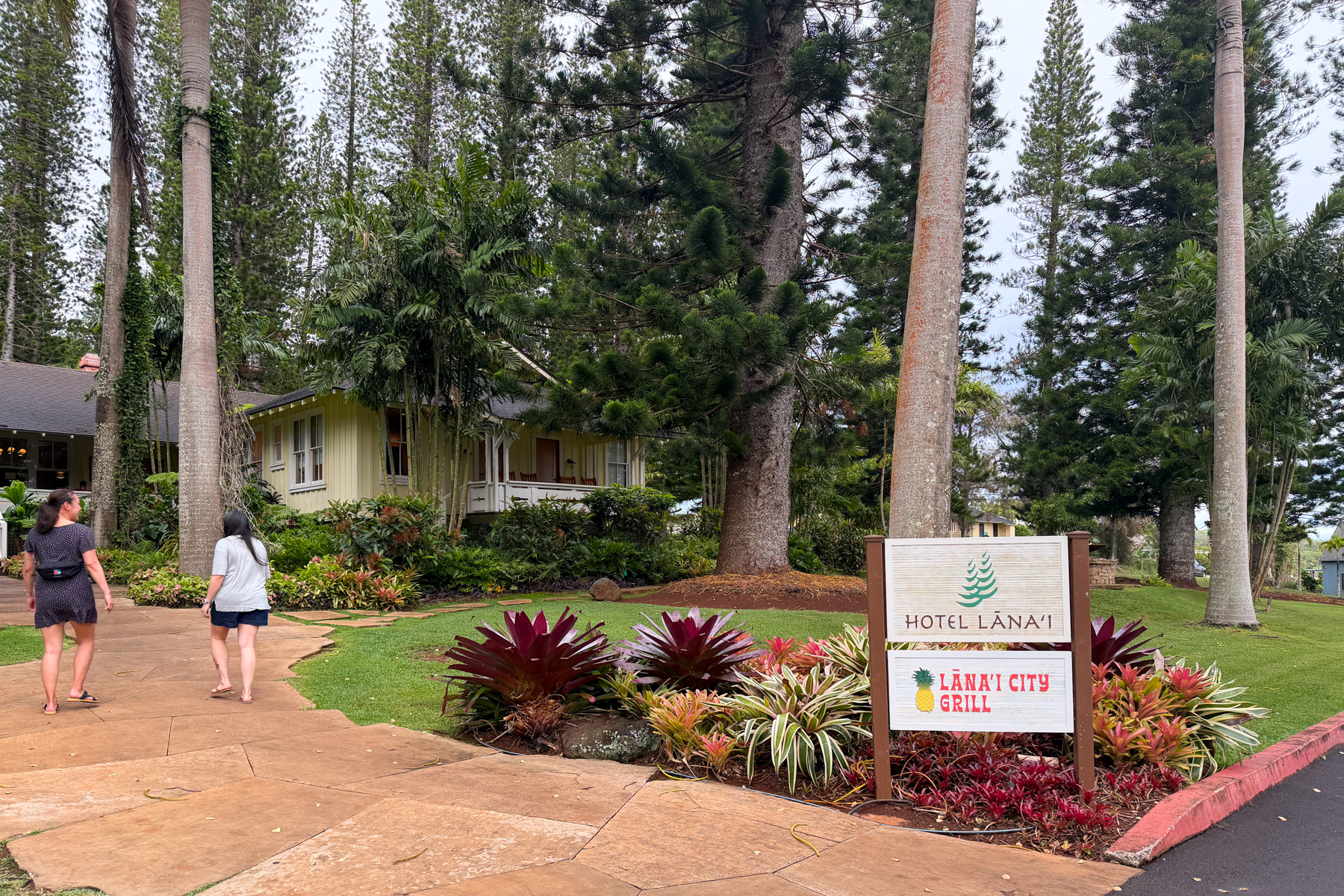 Lanai City Grill, pathway to the entrance.